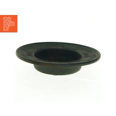 Metal fad med relief kant fra Nyborg Jern (str. Diameter 26 cm)