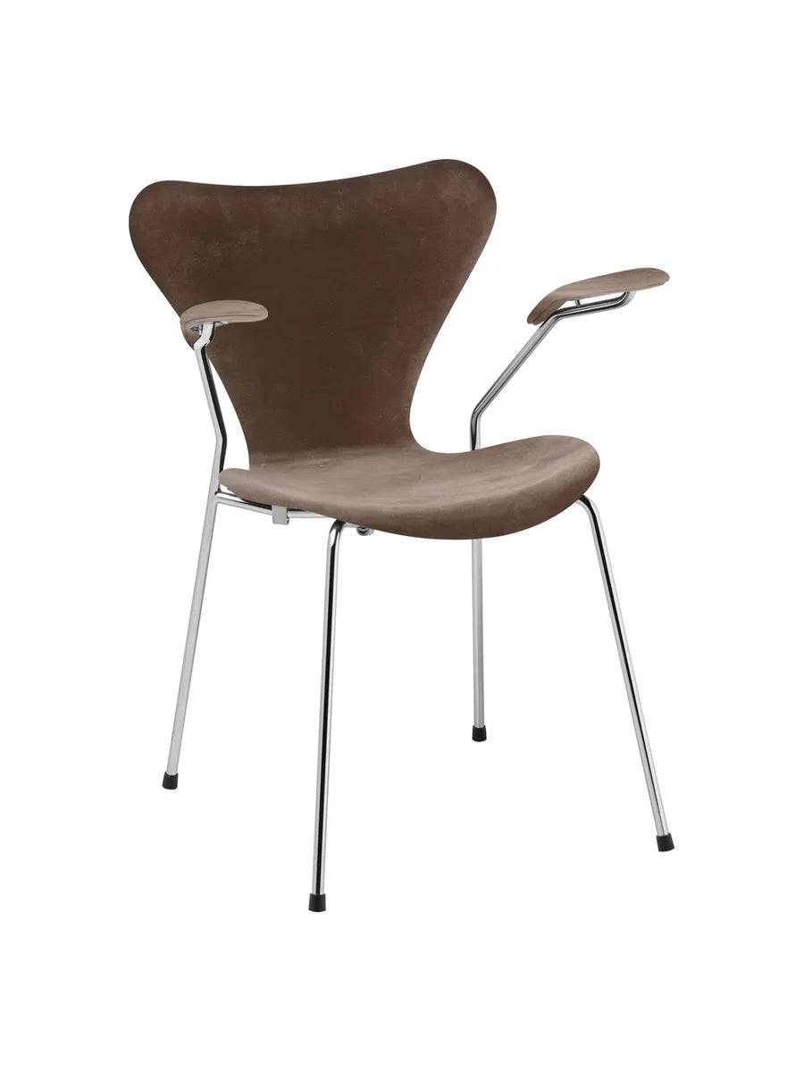 3207 Serie 7 Armstol af Arne Jacobsen Fuldpolstret / Belfast (velour) / Grey brown - Jacobsen Plus