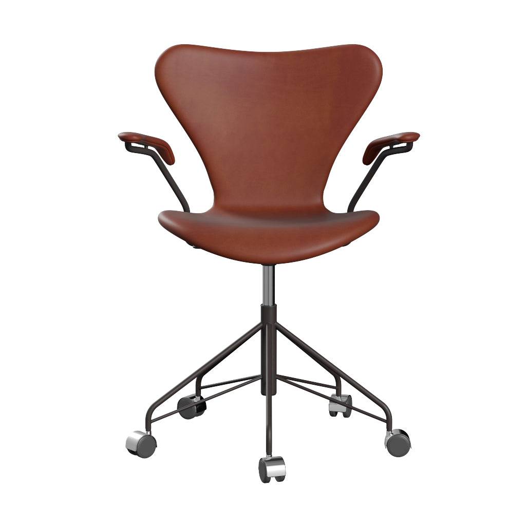 Fritz Hansen - 3217 kontorstol med armlæn, fuldpolstret i Grace læder Kastanjebrun læder - Warm Graphite stel - Jacobsen Plus