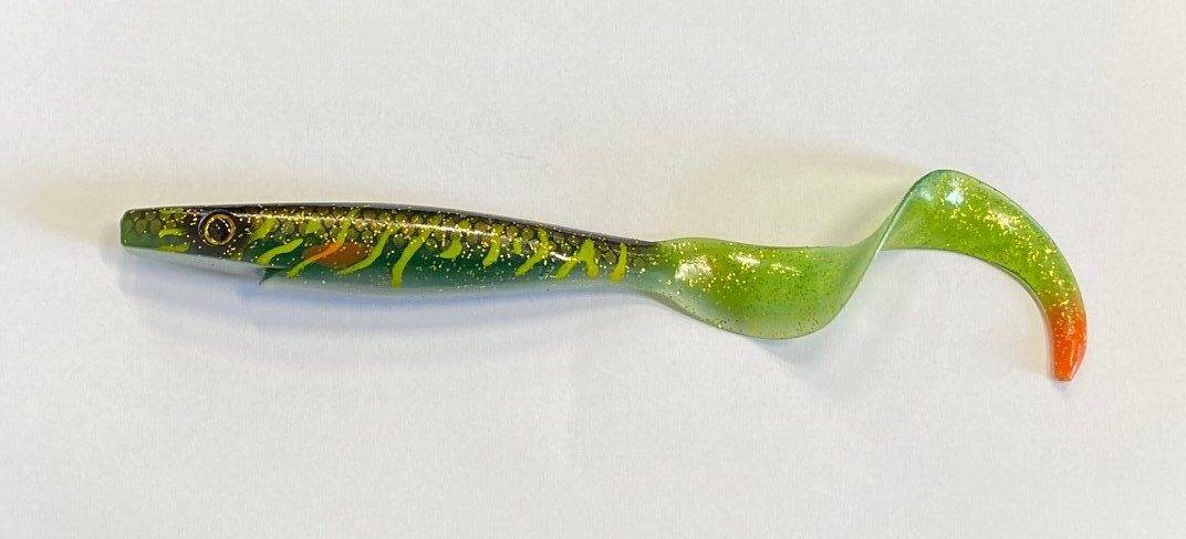 Pig Tail JR 23cm 40gr (VÄLJ FÄRG: Green Motoroil Pike)