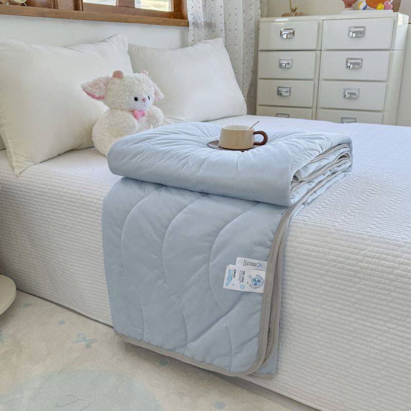 Soft Breathable Light Blue Quilted Summer Cooling Comforter Lightweight Thin Bed Quilt For Adult Kids Bedroom Guest Room