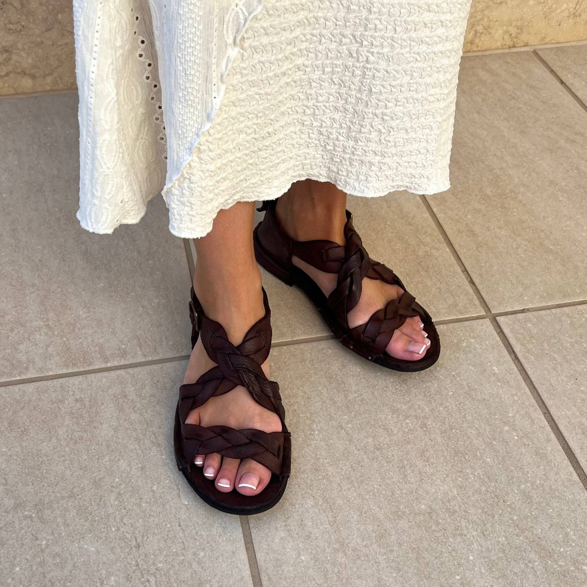 Bubetti 3446 Kastanje Patina remsandal med krydsende remme og hælkappe - 39.5 / Mørk brun