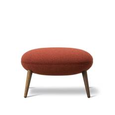 Fredericia Furniture - Swoon Ottoman, Tygkategori 2, 500 Carlotto 500 Deep Red, Rökt ek - Sittpuffar - Space Copenhagen - Röd - Trä/Textilmaterial