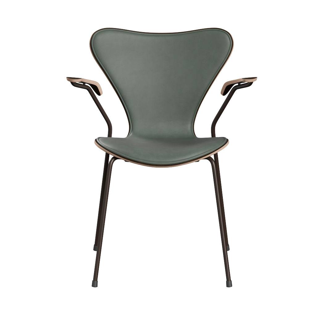 Fritz Hansen - 3207 stol med armlæn, naturfiner og forsidepolstret i Grace læder Mørkbejdset eg - Concrete Grey læder - Brown Bronze stel - Jacobsen Plus