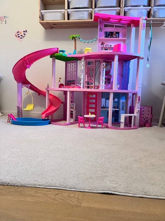 Barbie Dreamhouse med rutschkana och pool