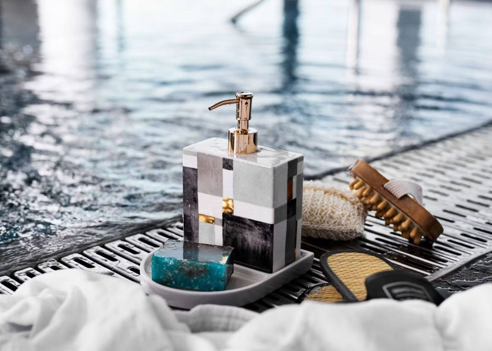 Kub deco pump en art decoinspirerad tvål/diskmedelspump i vitt, svart, grått och guld från Cult design.