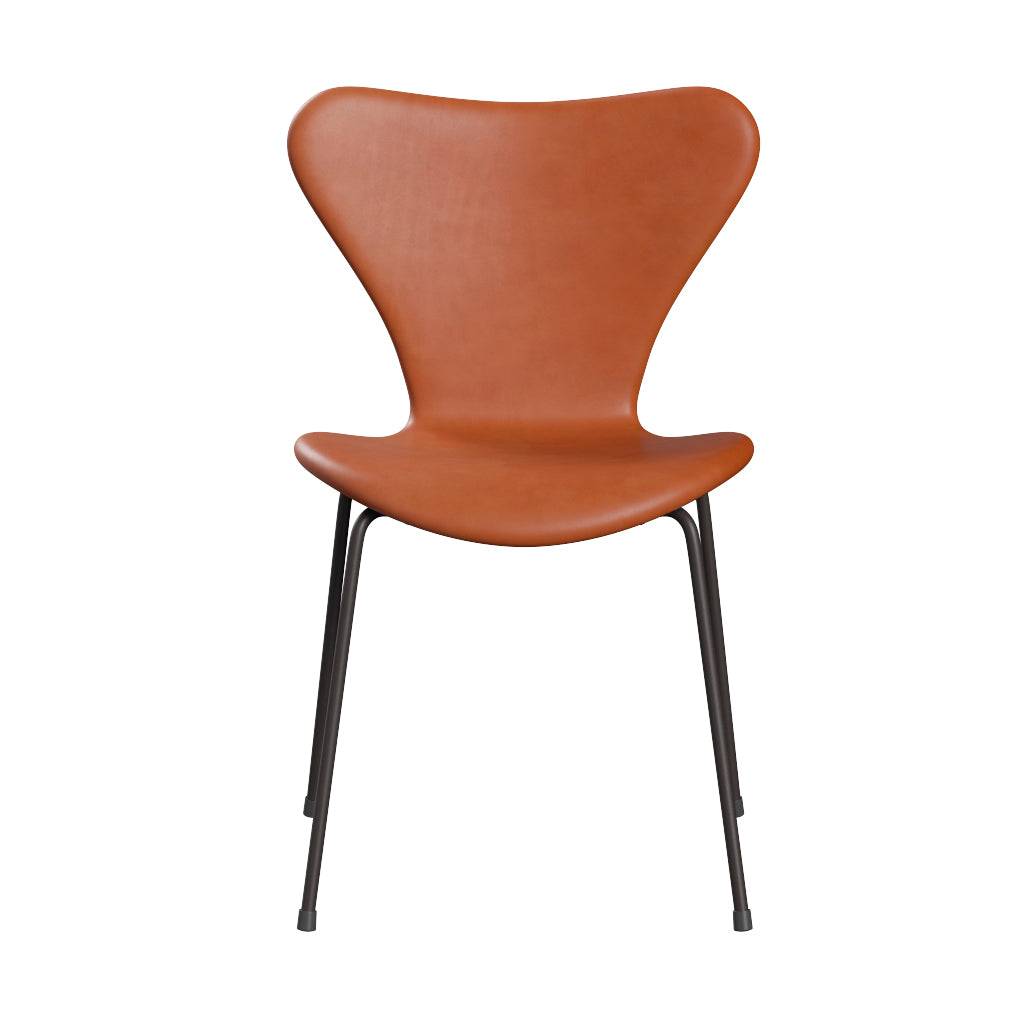 Fritz Hansen - 3107 stol, fuldpolstret i Grace læder Valnød læder - Warm Graphite stel - Jacobsen Plus