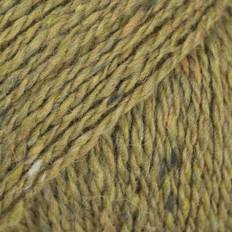 DROPS Soft Tweed 16 Guacamole Indhold: 50% Uld, 25% Alpaca, 25% Viscose Garngruppe: B (20 - 22 masker) / 8 ply / DK Vægt/længde: 50 g = ca. 130 meter Anbefalede pinde: 4.00 mm Strikkefasthed: 10 x 10 cm = 21 m x 28 p Håndvask, max 30°C / Tørres fladt / Kan filtes.