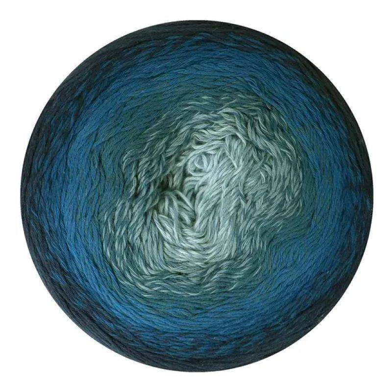 Scheepjes Cotton Whirl 739 Frostbite Indhold:100% økologisk bomuld Vægt/længde:226 g = ca 1000 meter Anbefalede pinde:2.50-3.50 mm Strikkefasthed:10 x 10 cm = 25 m x 44 p Vask:Maskinvask op til 30°C.
