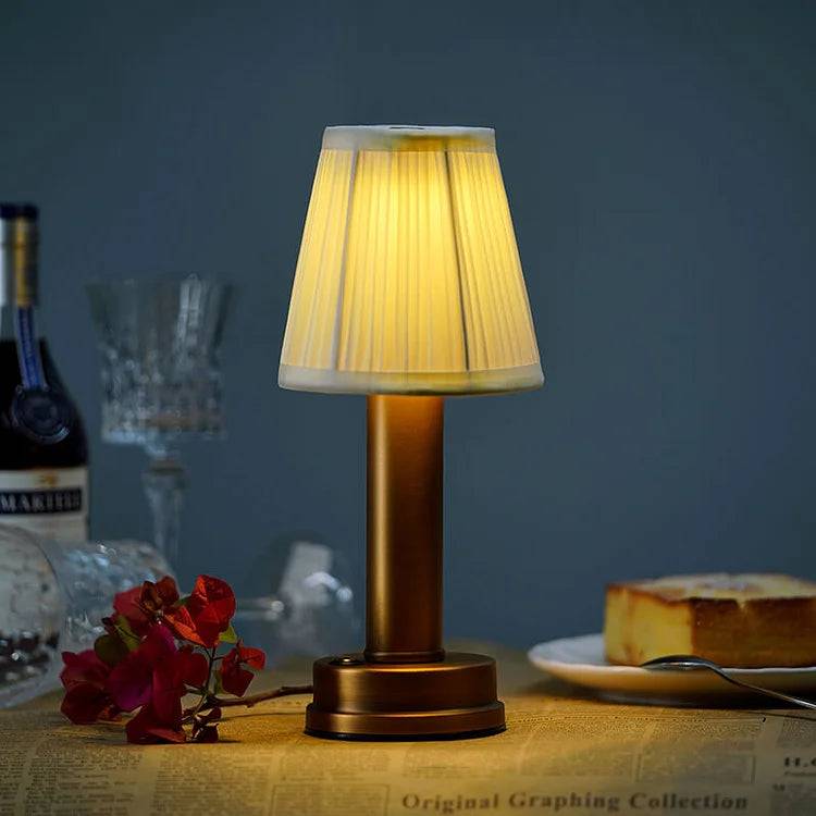 GleamLight Bordslampa - Raffinerad Messing Bordslampa för Modern Belysning och Atmosfär - Matt guld / Siden