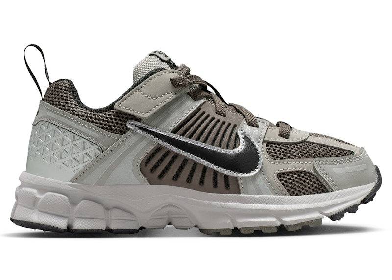 Nike Vomero 5 College Grey Cave Stone Metallic Silver Black (PS) - 34 / Levering 3 til 6 dage