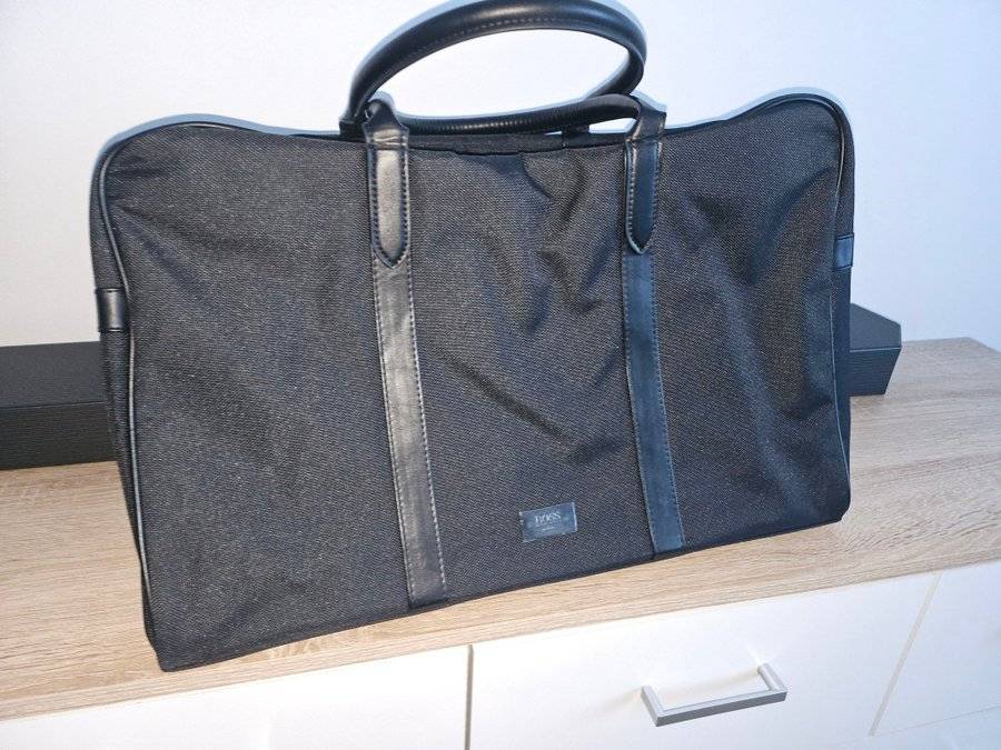 Hugo Boss weekend bag helt ny i stilren svart.