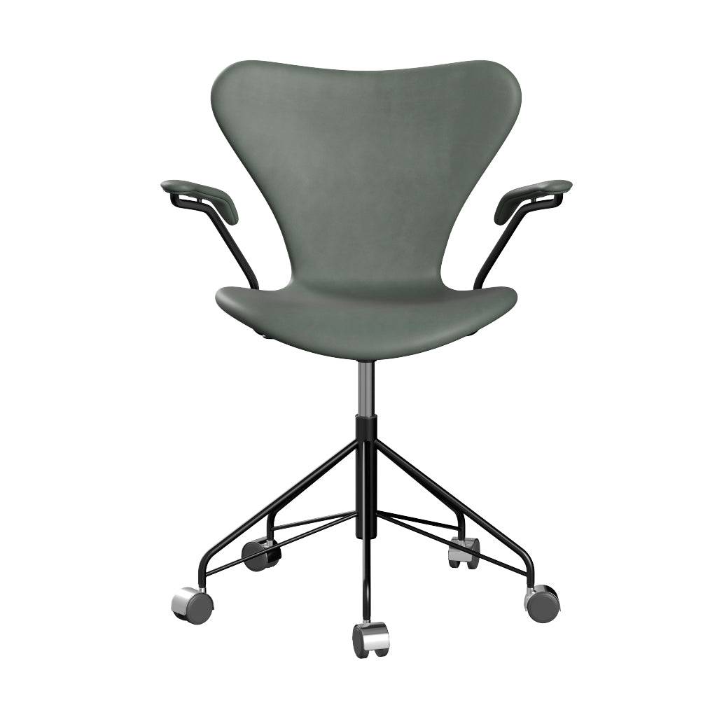 Fritz Hansen - 3217 kontorstol med armlæn, fuldpolstret i Grace læder Concrete Grey læder - Sort stel - Jacobsen Plus