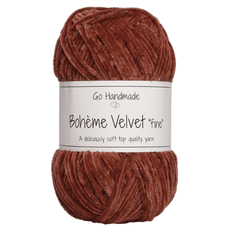Go Handmade Bohème Velvet Fine 17600 Rust Indhold: 100% Polyester Vægt/længde: 50 gram = ca. 190 meter Anbefalede pinde: 2.50 - 3.50 mm Strikkefasthed: 10 x 10 cm = 30m Maskinvask, max 40°C / Tørres fladt.