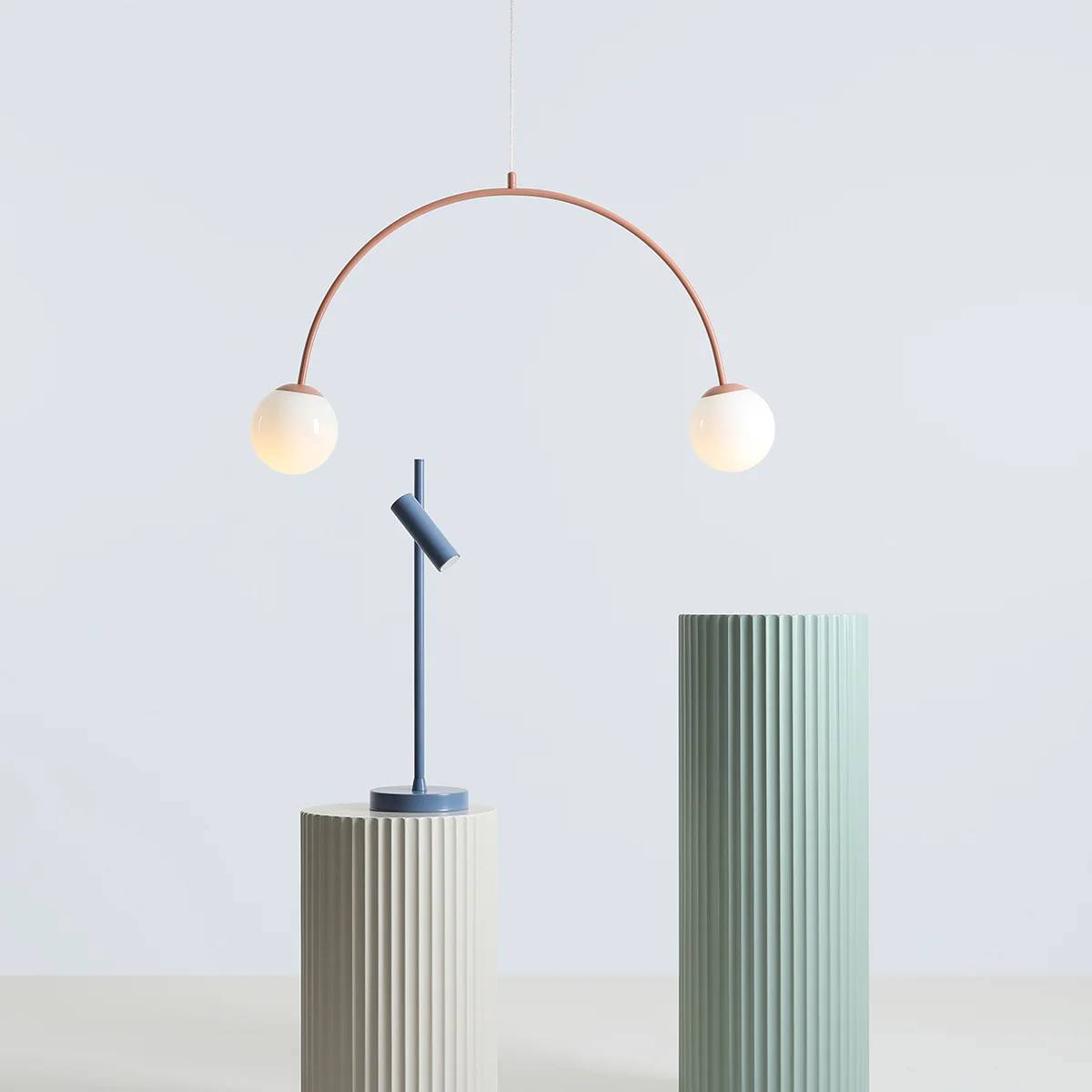 Twiggy - Loftlampe i koral farvet metal og 2 hvide glaskupler, bredde 84 cm.