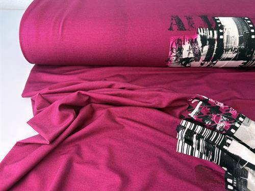 Viscosejersey - varm pink med enkelt grafisk tryk