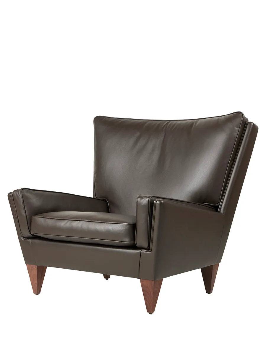 V11 Lounge Chair, smooth leather coffee fra GUBI - Jacobsen Plus