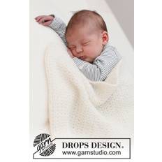 39-3 Stitches In Time by DROPS Design DOWNLOAD OPSKRIFTEN HER Strikket tæppe til baby i DROPS Air. Arbejdet strikkes med strukturmønster. Pinde og tilbehør lægges i kurven separat. Se alle opskrifter fra DROPS her. .