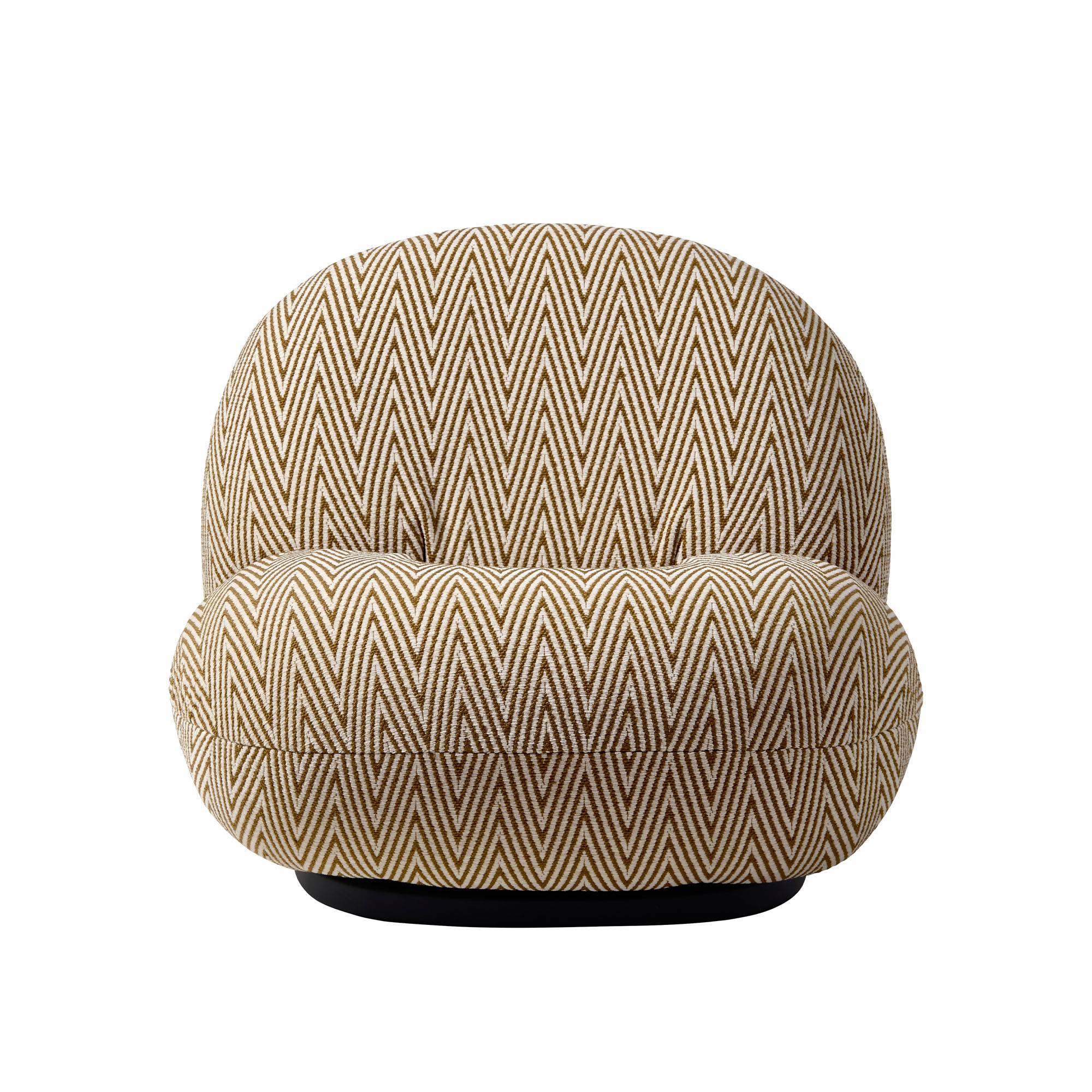 Gubi - Pacha Outdoor Lounge Chair - Fully Upholstered, Swivel, PG. D Dedar, Chevron Special outdoor Camel 022 - Udendørs spisebordsstole - Pierre Paulin - Beige - Plast