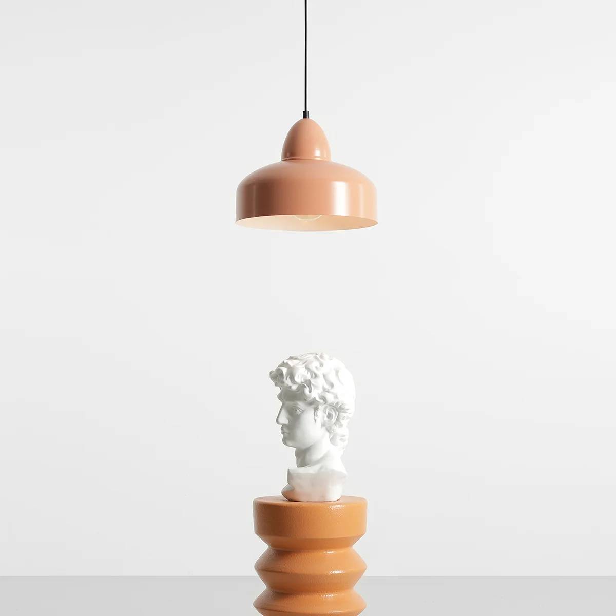 Kosmo - Loftlampe i koralrød metal
