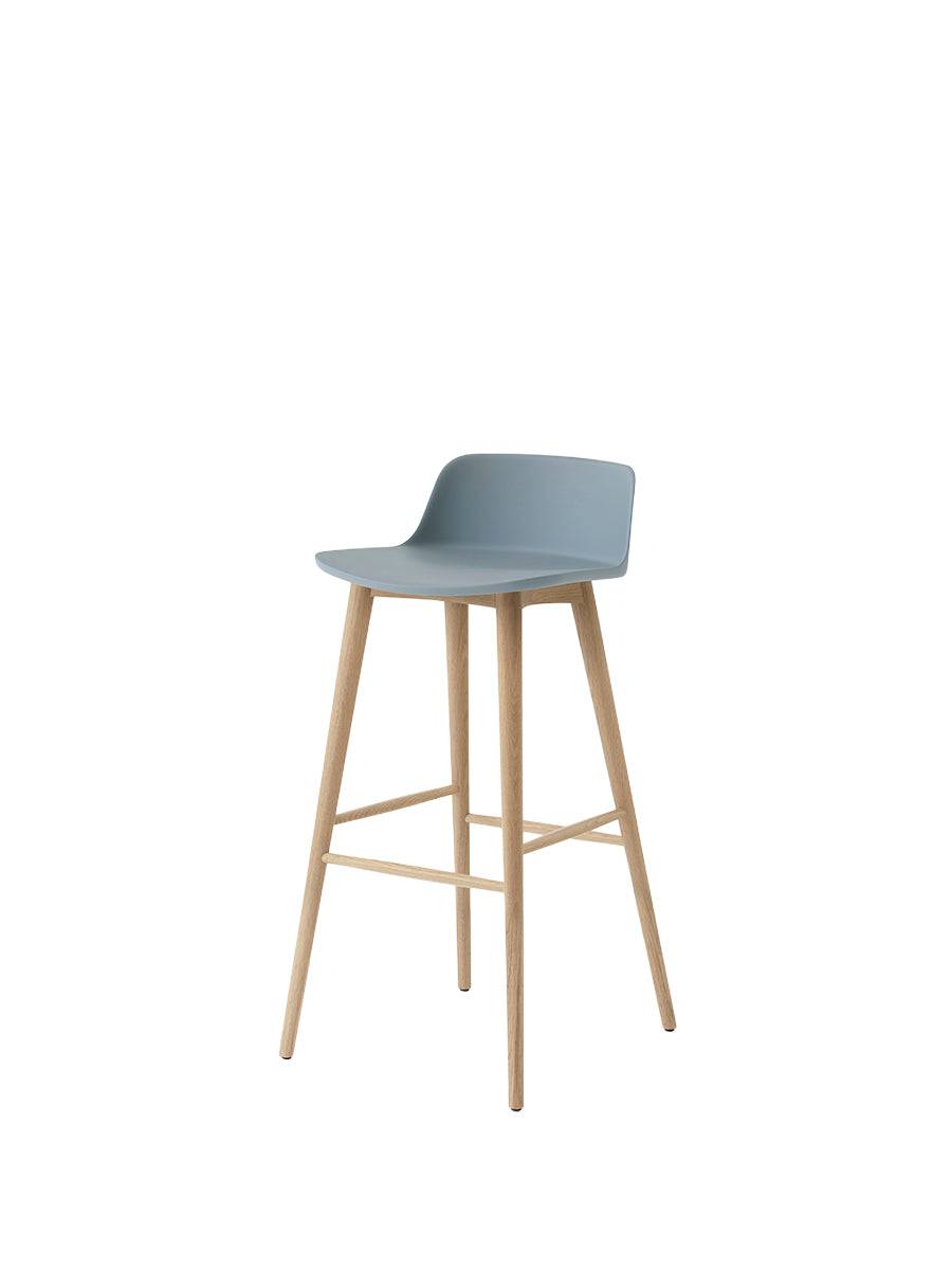 Rely HW123 bar stool, oak fra &Tradition Light Blue - Jacobsen Plus