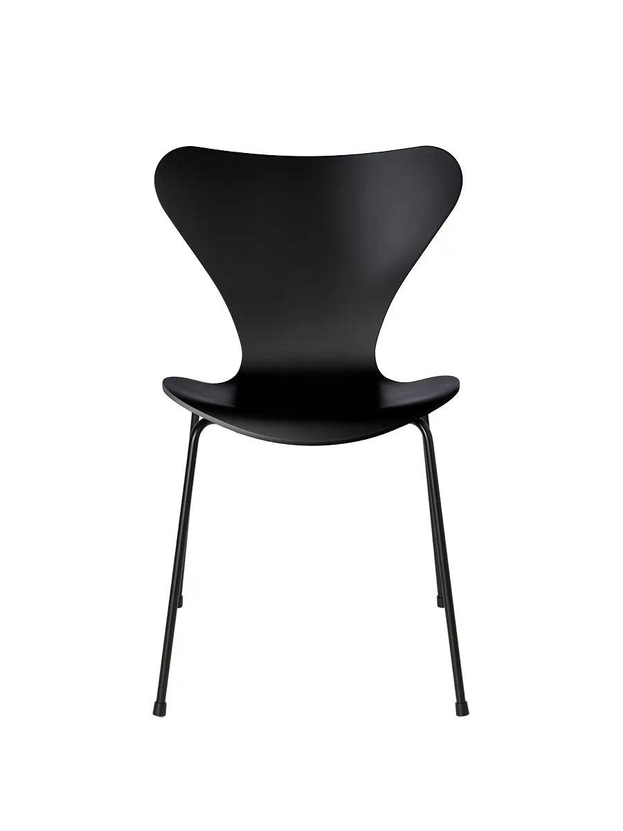 3107 Serie 7 stol lakeret af Arne Jacobsen Sort / Sort - Jacobsen Plus