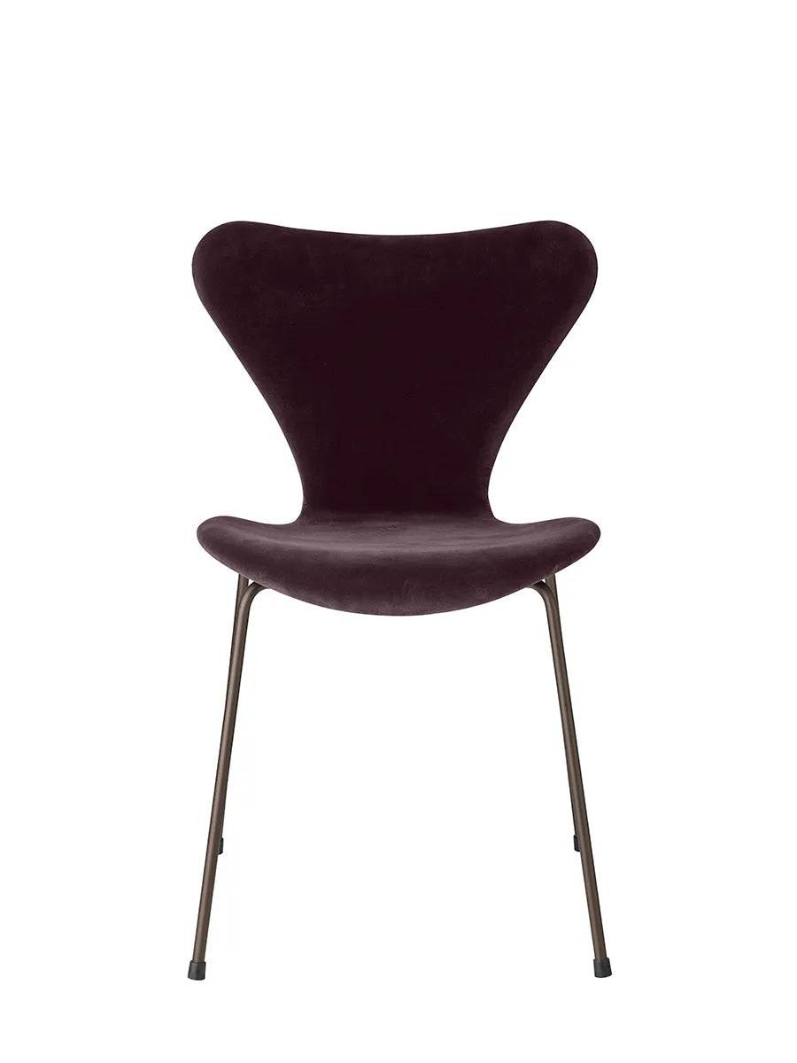 3107 Stol, fuldpolstret velour af Arne Jacobsen Dark plum - Jacobsen Plus