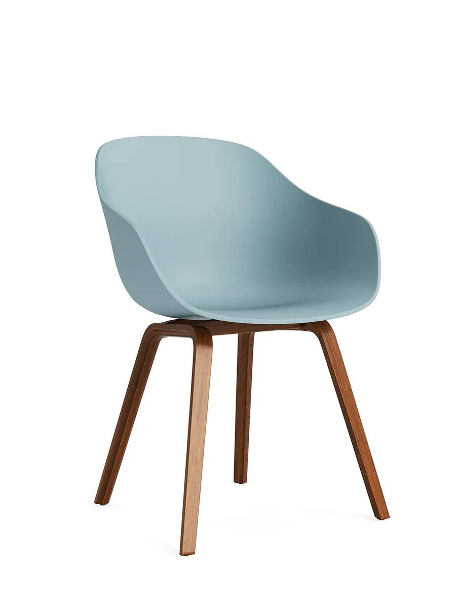 About a Chair AAC 222 fra Hay Dusty blue / Lakeret valnød - Jacobsen Plus