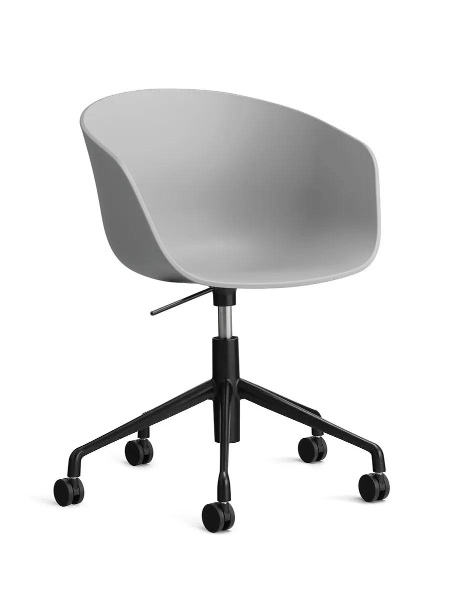 About a Chair AAC52 fra Hay Concrete grey / Sort pulverlakeret aluminum - Jacobsen Plus