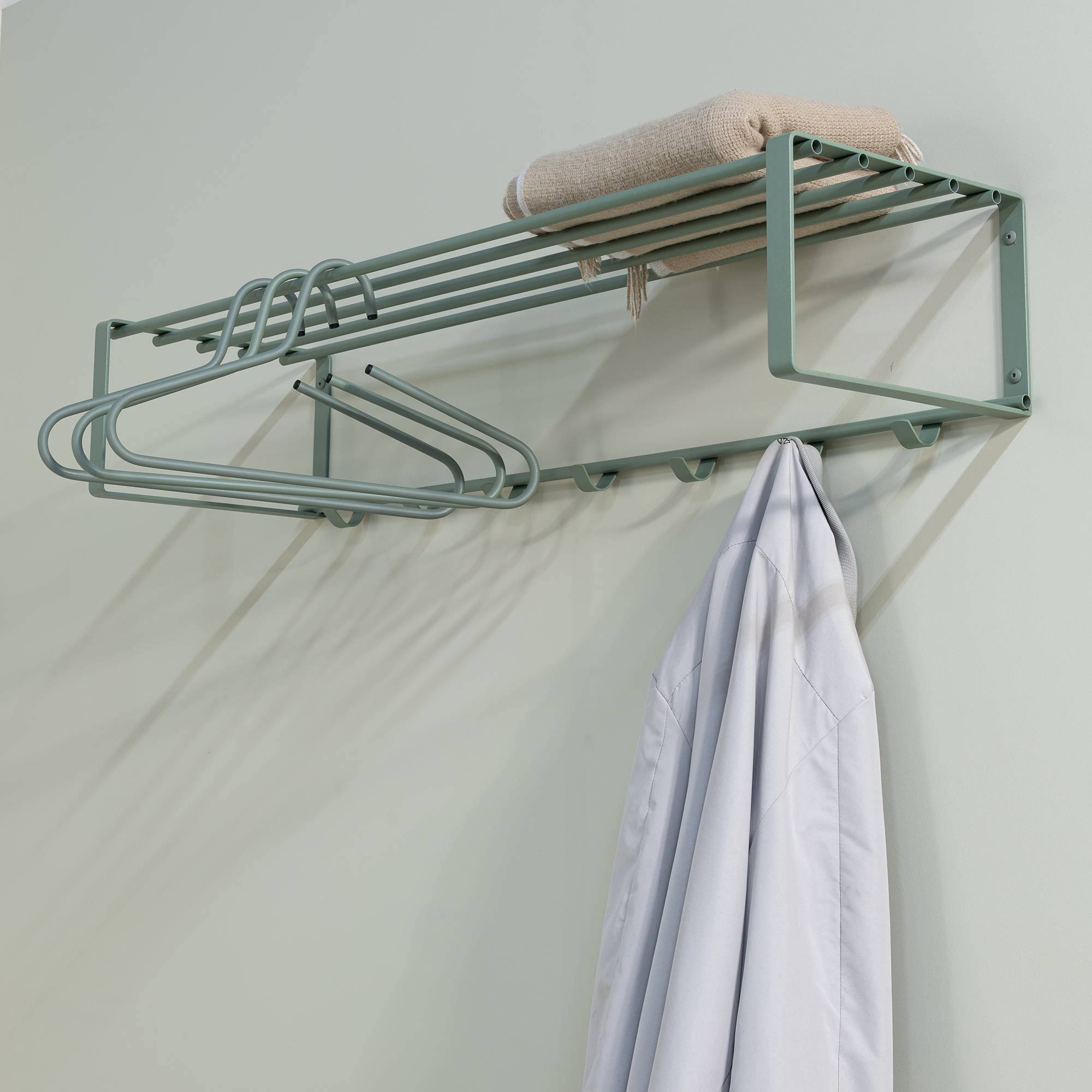 Dinex - Hattehylde i støvet grøn metal, bredde 100 cm.