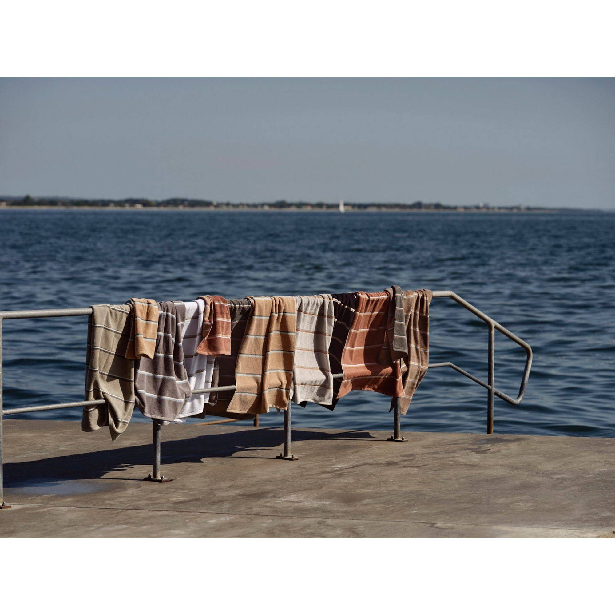 Håndklæde - 100% bomuld - Zone Denmark Sauna - Stribet Grey