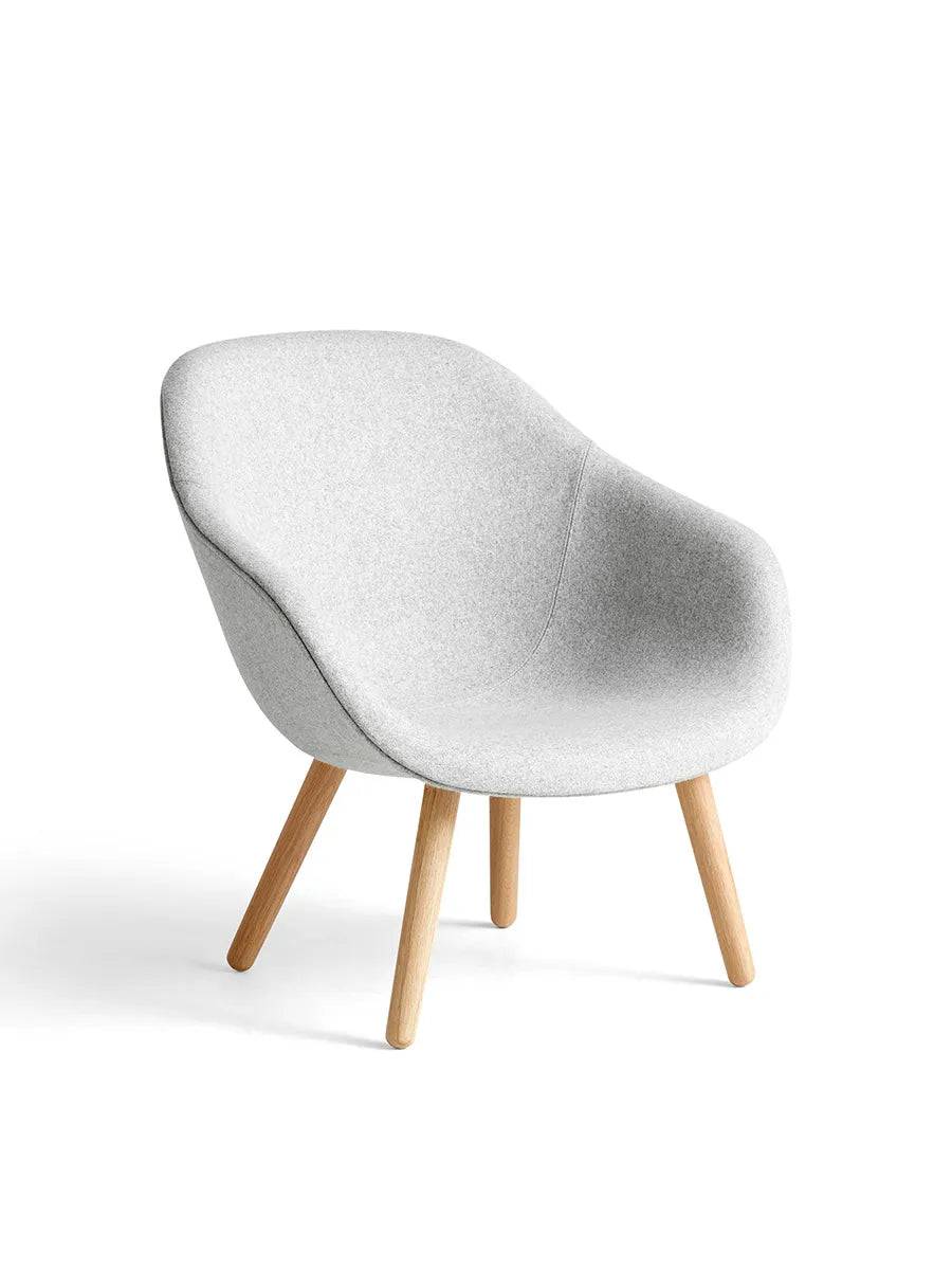 About a Lounge Chair low AAL82 fra Hay Coda / Sortbejdset eg - Jacobsen Plus