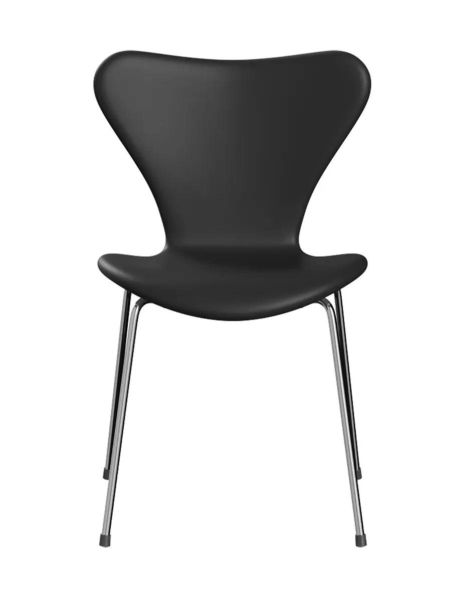 3107 Serie 7, fuldpolstret af Arne Jacobsen Soft læder / Sort - Jacobsen Plus