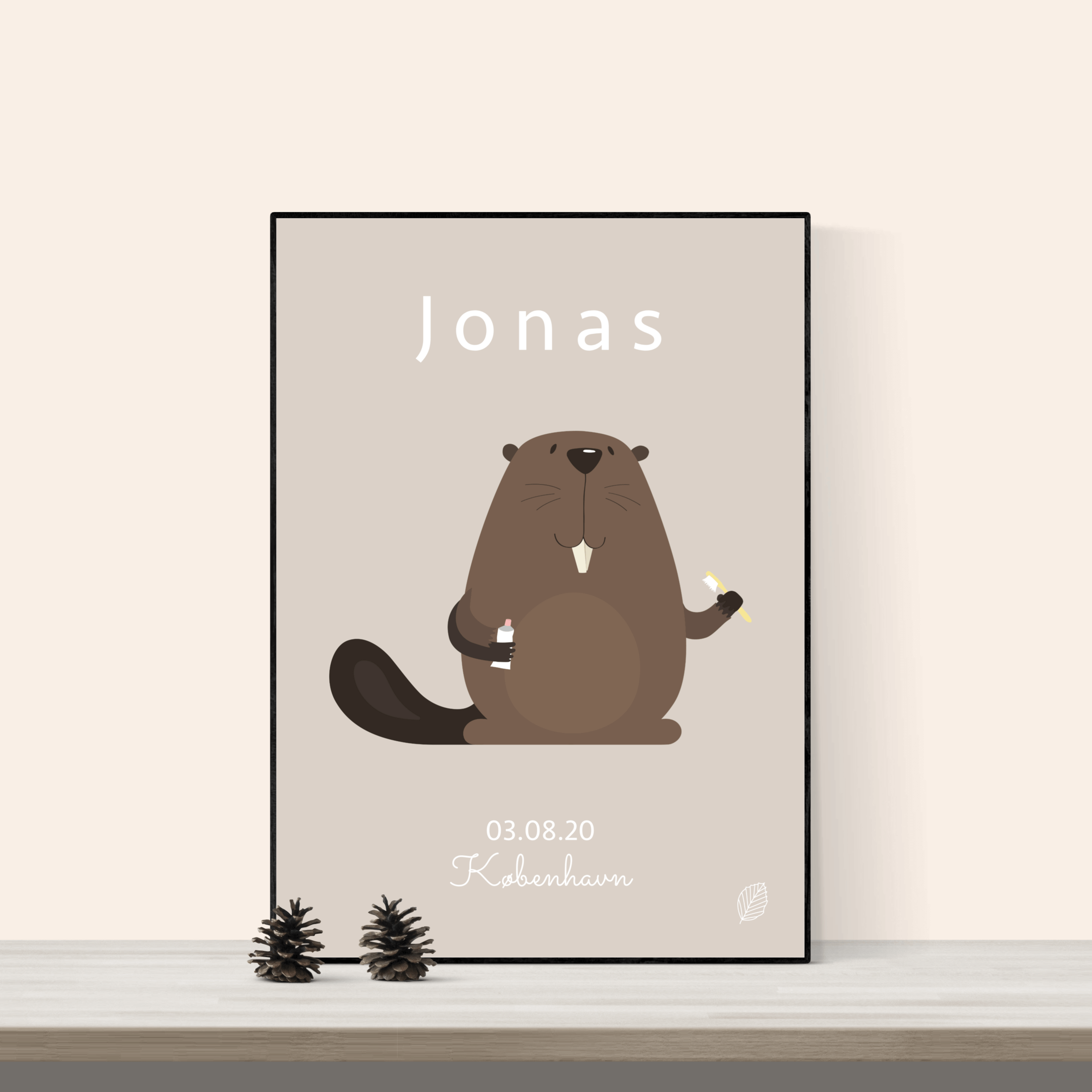 Navneplakat med by & dato, Bæver brun - 50x70 cm i ramme Sort Træ - Nordic Simply