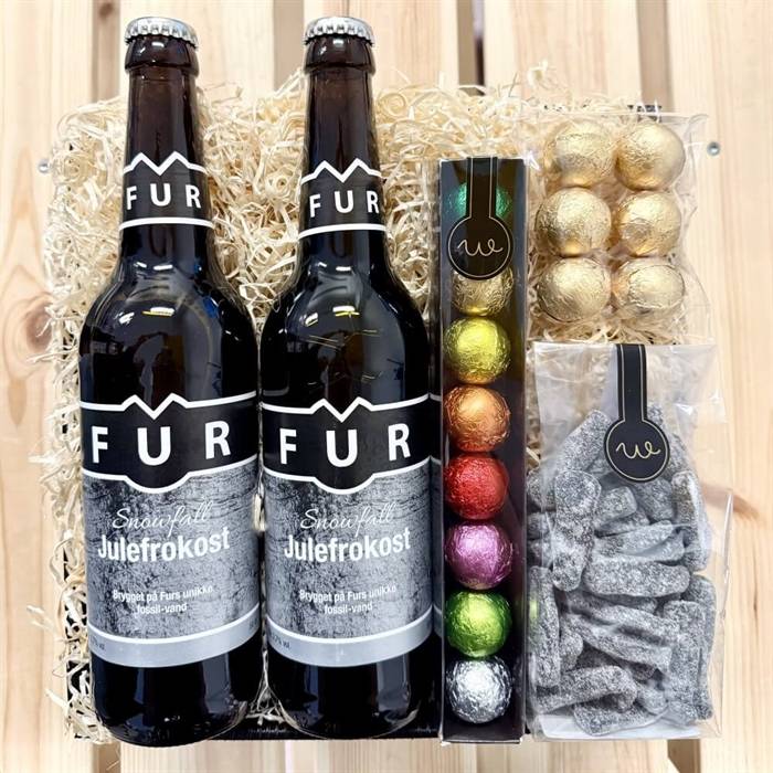 Julegavekurv med Fur øl, chokolade og lakrids fra Walldelux.dk