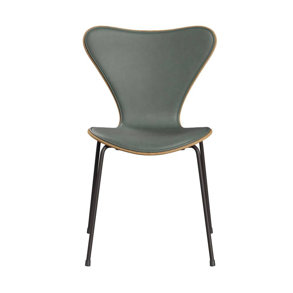 Fritz Hansen - 3107 stol, naturfiner og forsidepolstret i Grace læder Eg - Concrete Grey læder - Warm Graphite stel - Jacobsen Plus