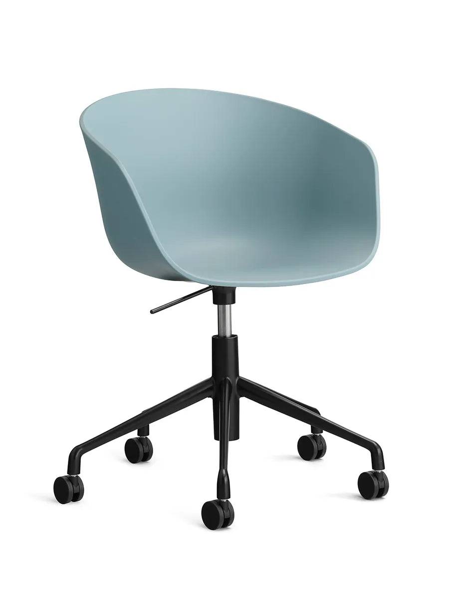 About a Chair AAC52 fra Hay Dusty blue / Sort pulverlakeret aluminum - Jacobsen Plus