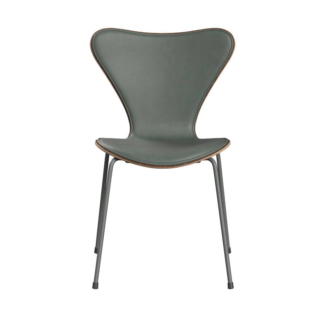 Fritz Hansen - 3107 stol, naturfiner og forsidepolstret i Grace læder Valnød - Concrete Grey læder - Silver Grey stel - Jacobsen Plus