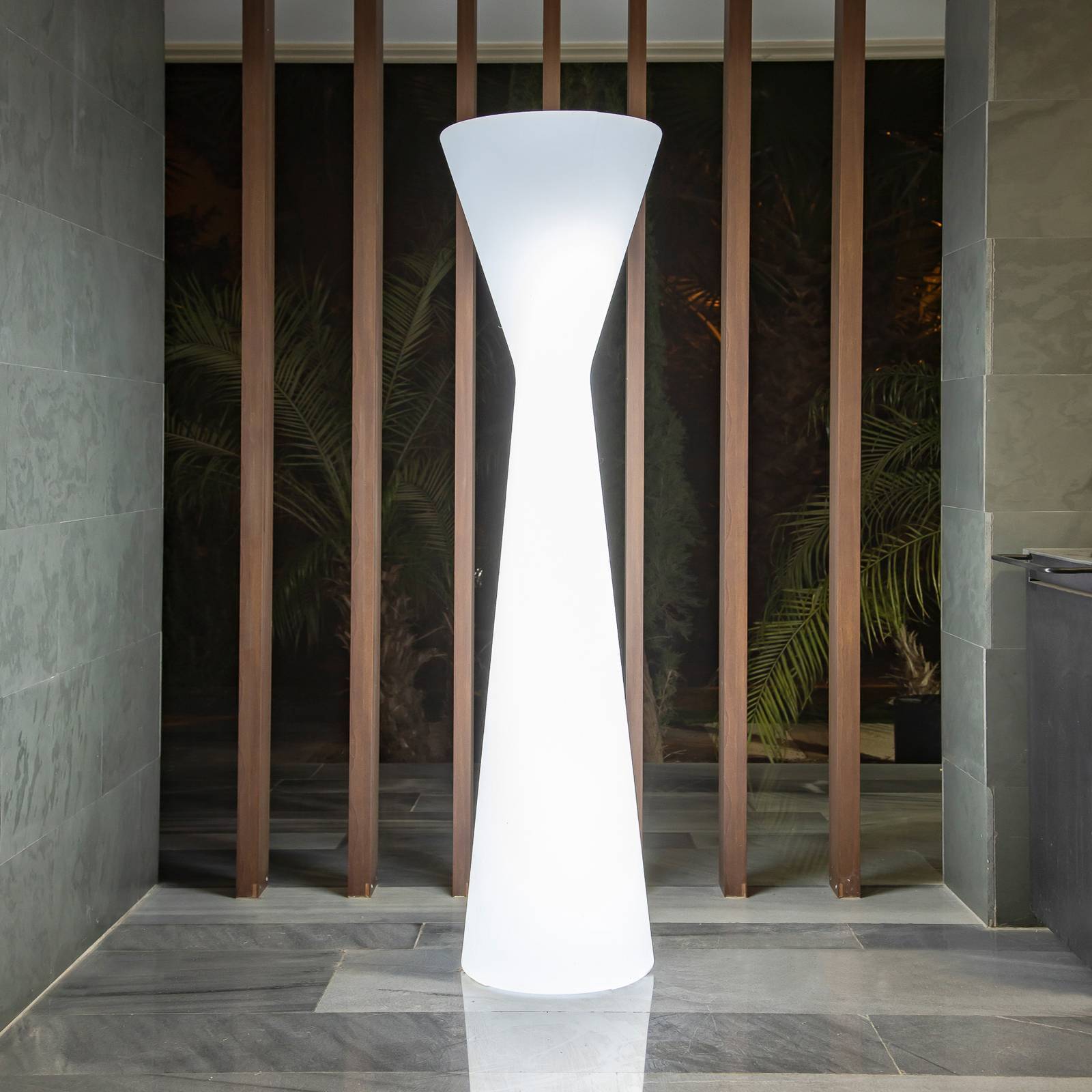 Newgarden Konika LED-golvlampa, IP65 vit, Vitt / opal, Syntetmaterial, Modern