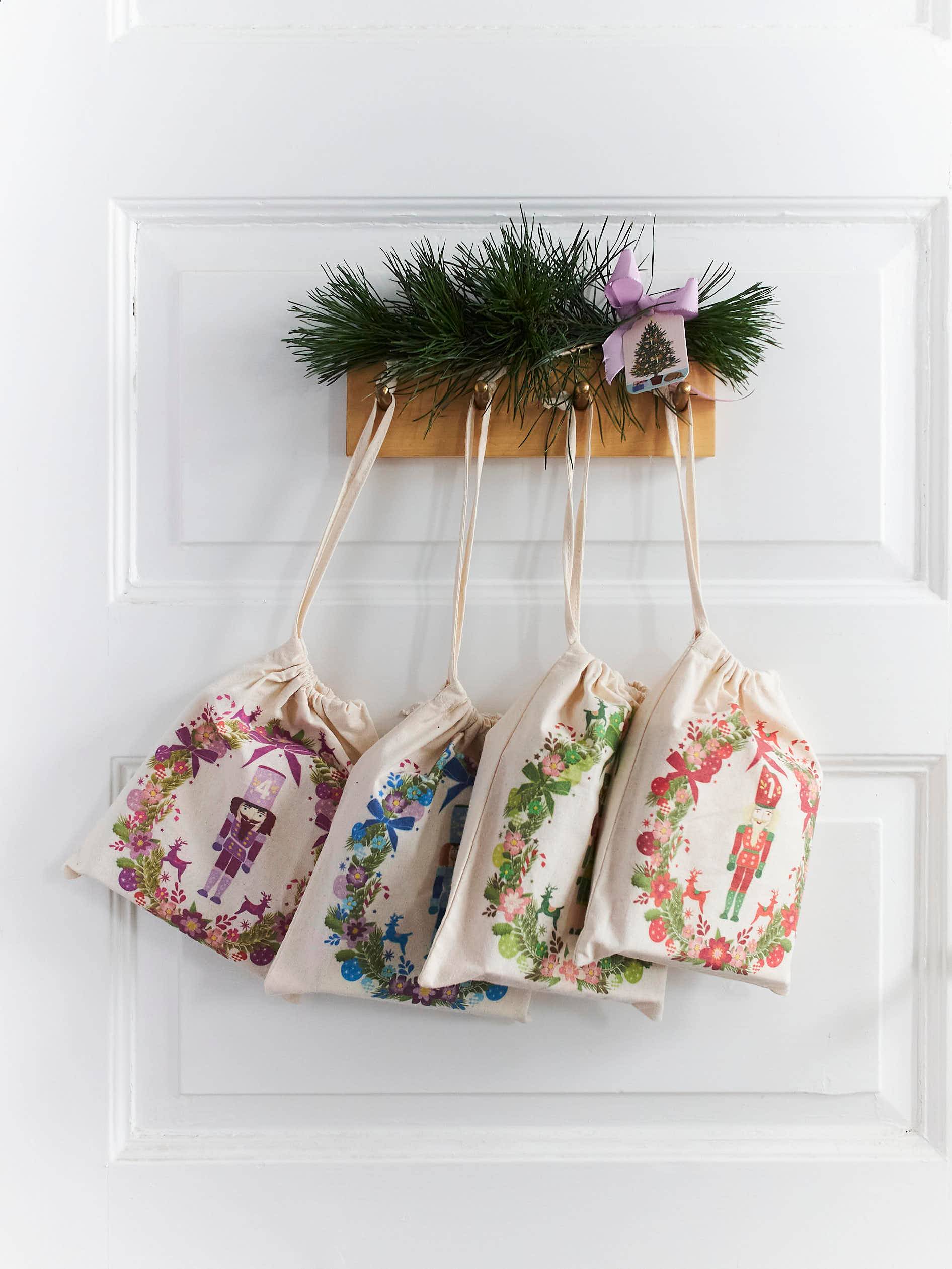 Tilbud: Spar Infinity% - Adventskalender - 4 Puslespil Med 150 Brikker fra ViSSEVASSE.