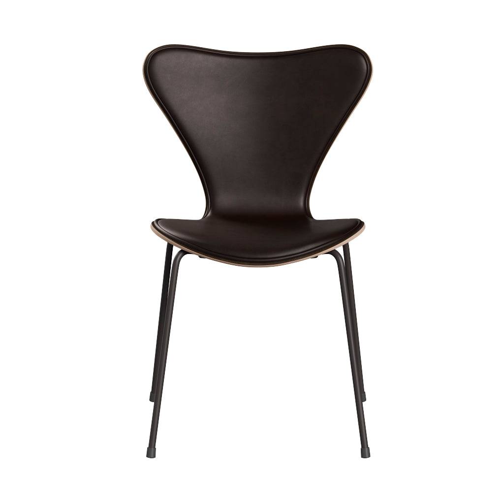 Fritz Hansen - 3107 stol, naturfiner og forsidepolstret i Grace læder Mørkbejdset eg - Mørk brun læder - Warm Graphite stel - Jacobsen Plus