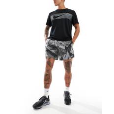 Nike Running - Trail - Sorte shorts med print på 7 tommer