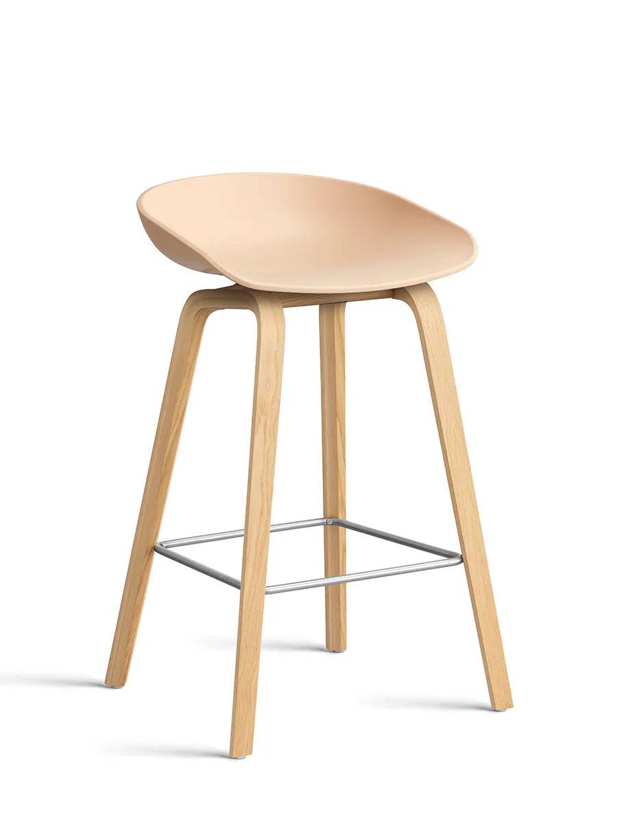 About a Stool AAS32 fra Hay Lav - B 50 x D 43 x H 64-75 cm / Pale Peach / Lakeret eg - Jacobsen Plus