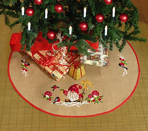Juletræstæppe Broderikit Nisse & svampe Broderikit med et fint nisse- & svampemotiv Kittet inderholder en naturfarvet jute med en diameter på 100 cm samt broderigarn til at fremstille det nydelige motiv.