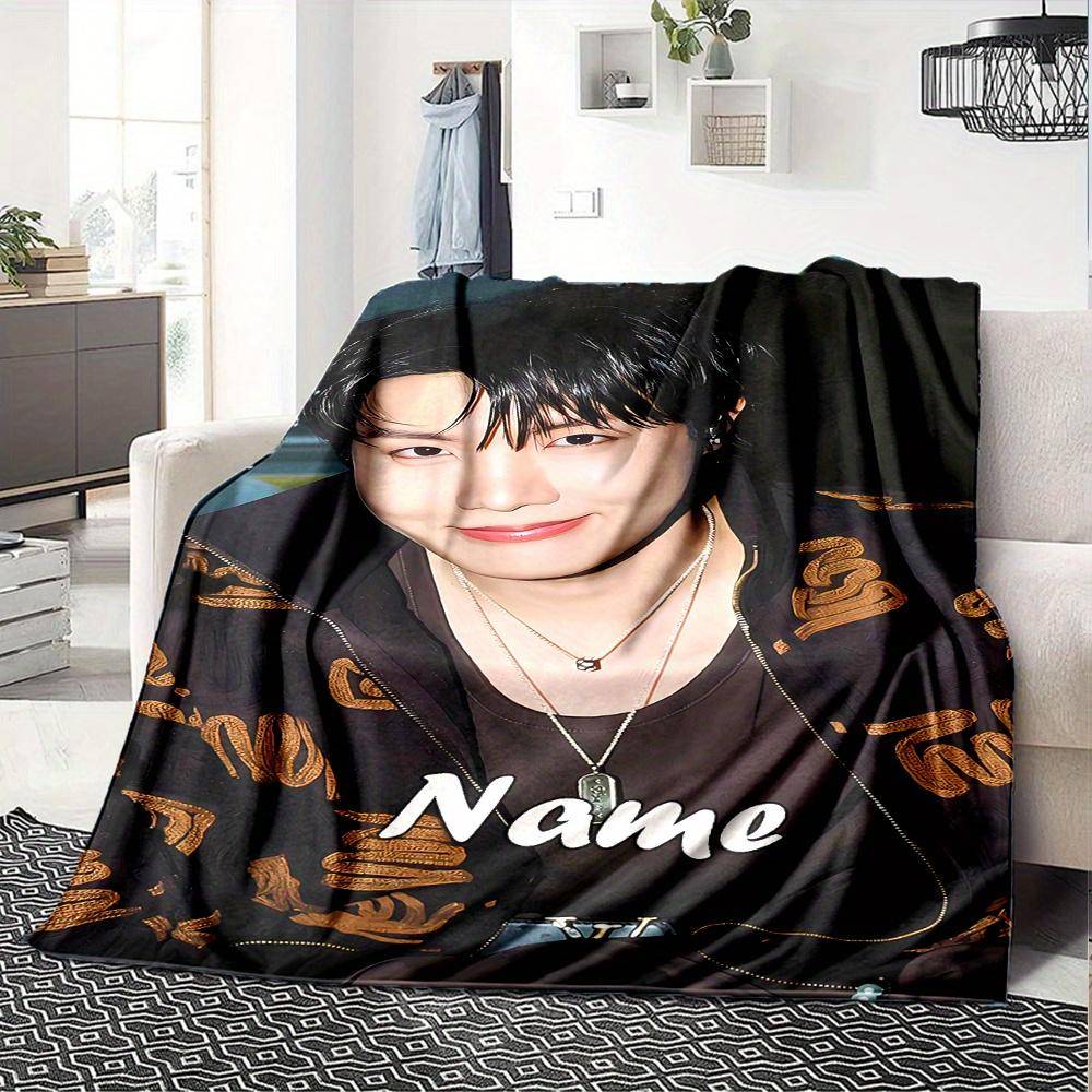 Bts Jungkook Flanellfilt Med Anpassningsbart Namn Mjuk Och Bekväm Sjalfilt För Alla Årstider Lämplig För Hemmet Resor Camping Kontoret