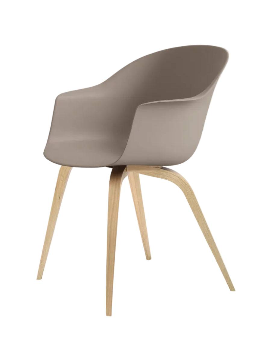 Bat spisebordsstol, wood base fra GUBI Oak / Sweet pink - Jacobsen Plus