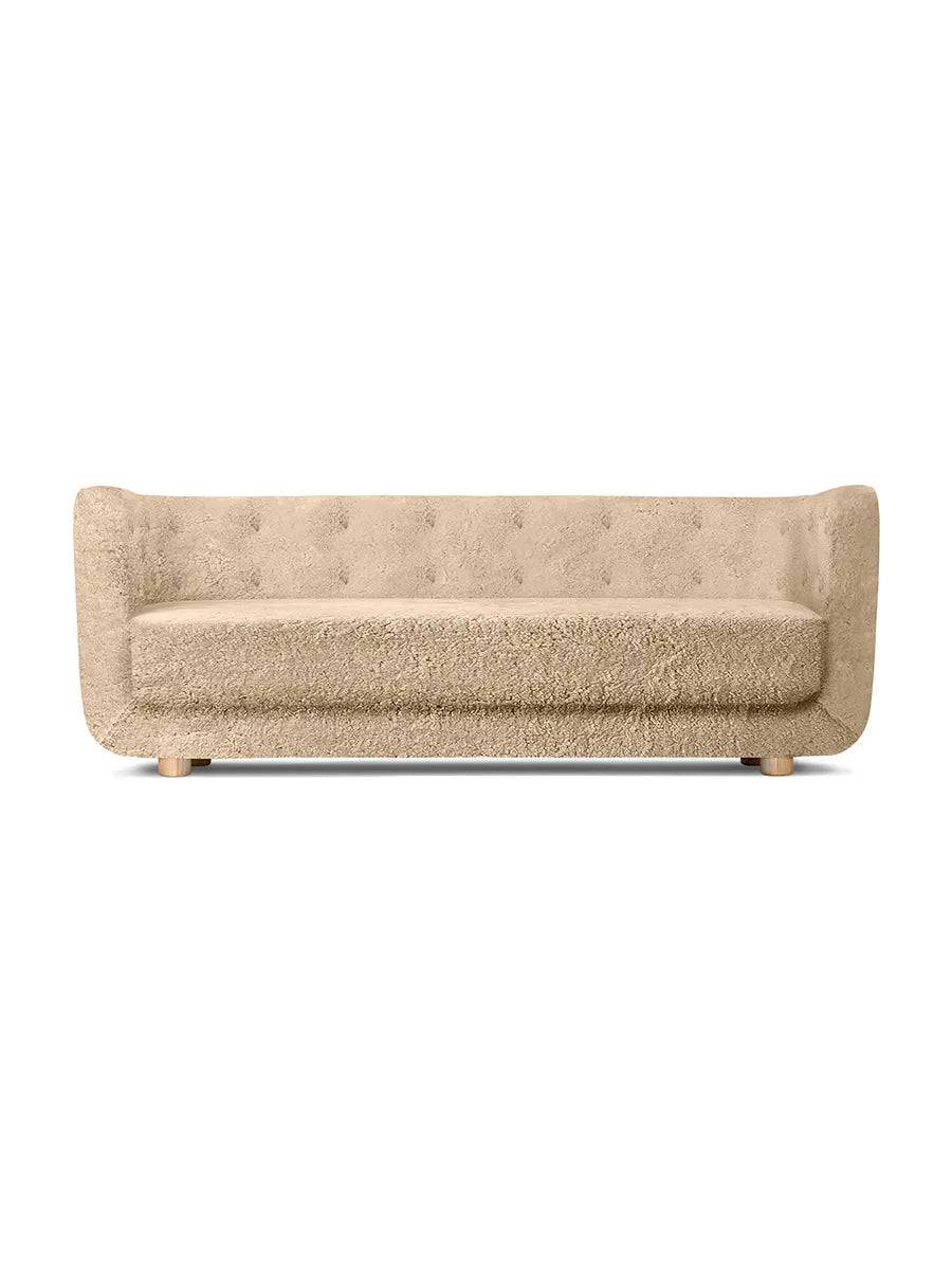 Vilhelm Sofa fra Audo Copenhagen Fåreskind / Honey / Eg - Jacobsen Plus