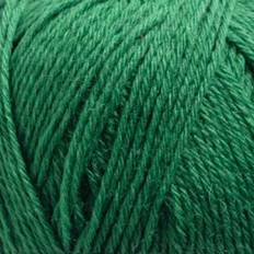 Järbo Mellanraggi 100g 28236 Leaf Green Indhold: 75% Superwash uld, 25% Polyamid Vægt/længde: 100 g = ca. 260 meter Anbefalede pinde: 3.00 - 4.00 mm Strikkefasthed: 10 x 10 cm = 21-25 m x 28-33 p Maskinvask max 40°C / Tørres fladt.