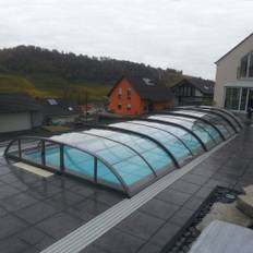Poollagret Glasfiberpool Husqvarna 6,5x3x1,4 + Pooltak - Grå - RAL 7035 / Dörr - Vänster / Inkl. Montering