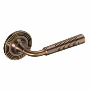 Dørhåndtag  Indendørs / Udendørs  Antik messing 111 mm (P6057)